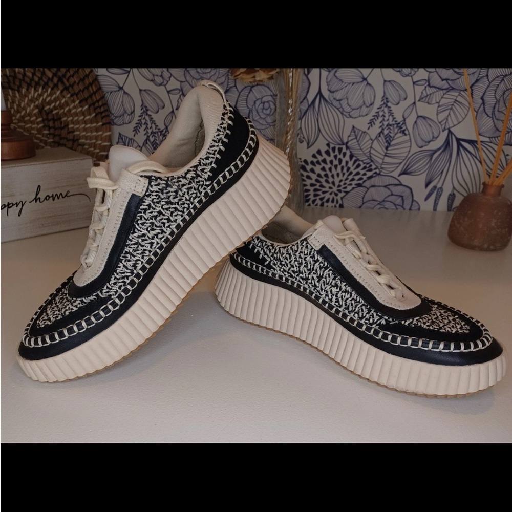 Dolce Vita Stylish Women's cream and navy Sneakers, size 10